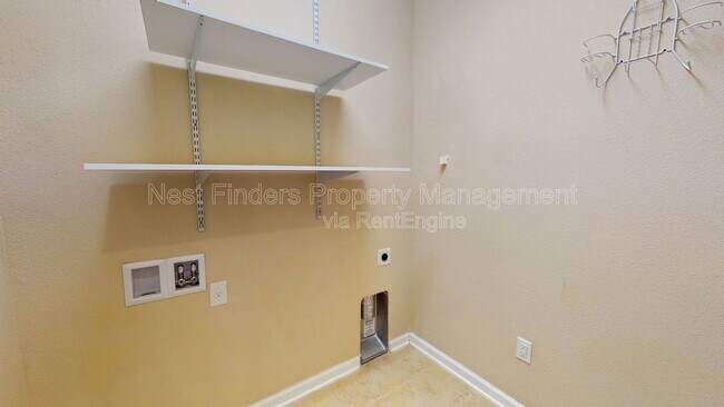 Foto del edificio - 15858 Lexington Park Blvd