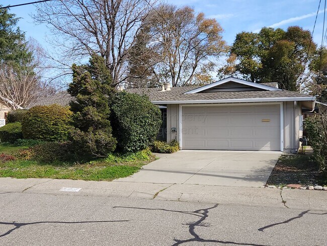 Building Photo - Very nice single-story, Ranch-style 4 Bd/2...