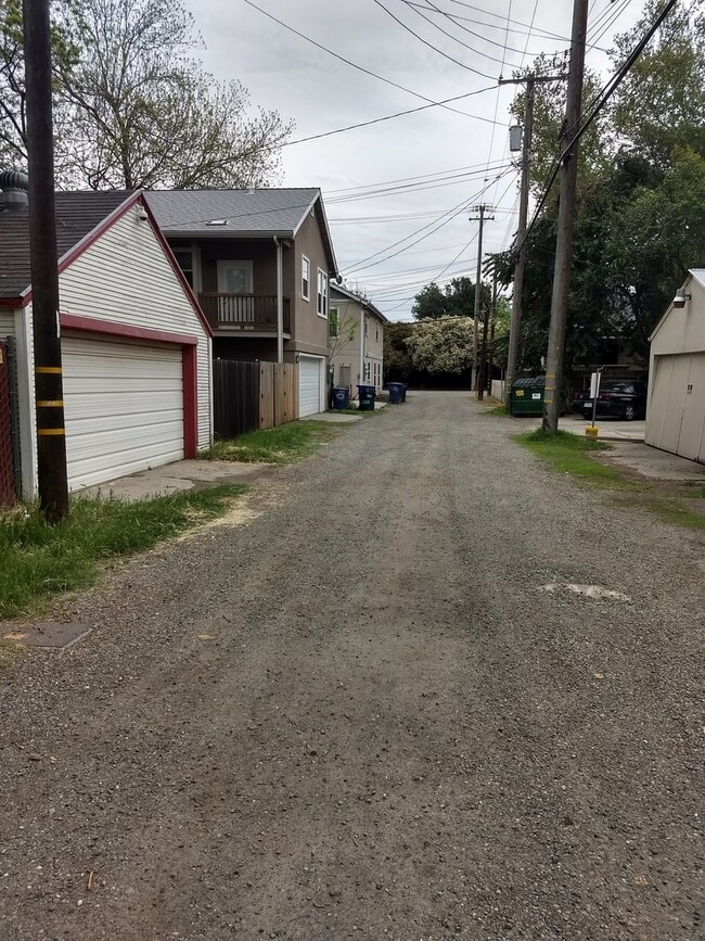 Building Photo - Two Bedroom Downtown Cottage