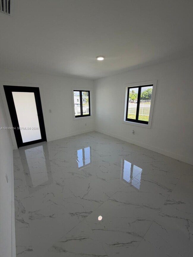 Foto del edificio - 1861 NW 163rd St