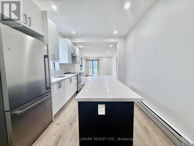 Photo du bâtiment - 285 Bain Ave