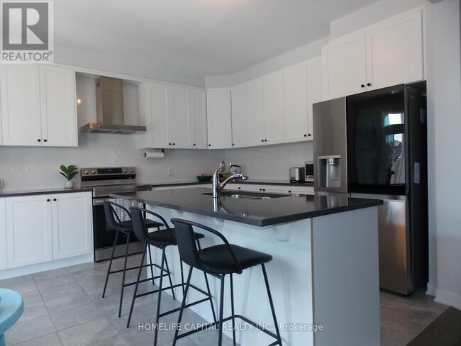 Building Photo - 809 Derreen Ave