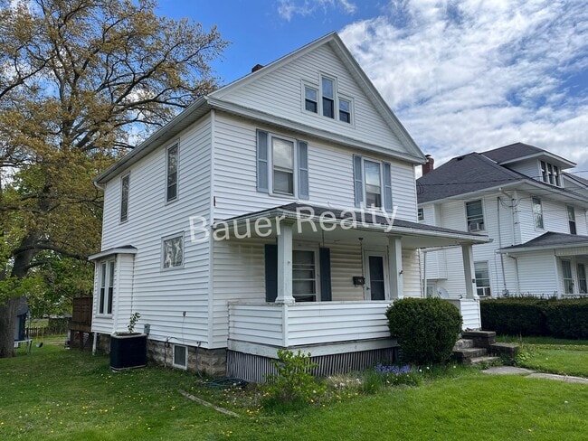 Building Photo - Three Bedroom Near Brookside Park