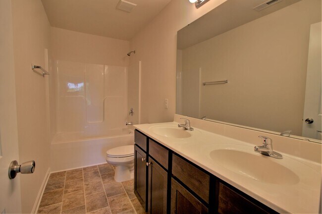 Building Photo - 2 BR/ 2.5 Bath Townhome located in The Tow...
