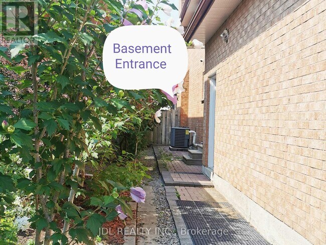 Photo du bâtiment - 84 Adrian Crescent