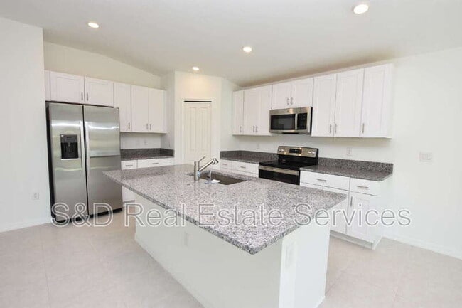 Building Photo - 1940 Red Loop