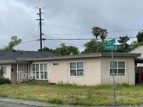 Building Photo - 2841 Taft St