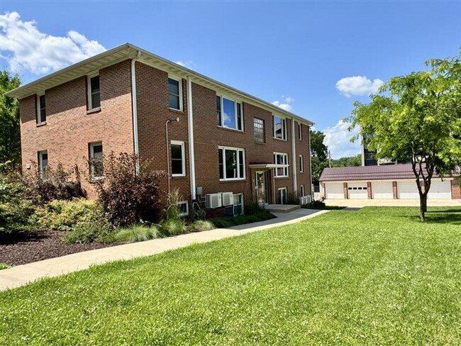 Building Photo - Great Location! 2-bed 1-bath Apartment