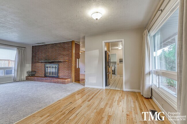 Building Photo - Classic 4 bed 1.5 bath Ranch Style home wi...