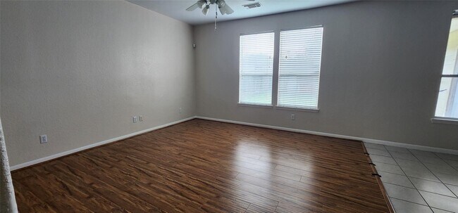 Foto del edificio - 9710 Fieldbloom Ln
