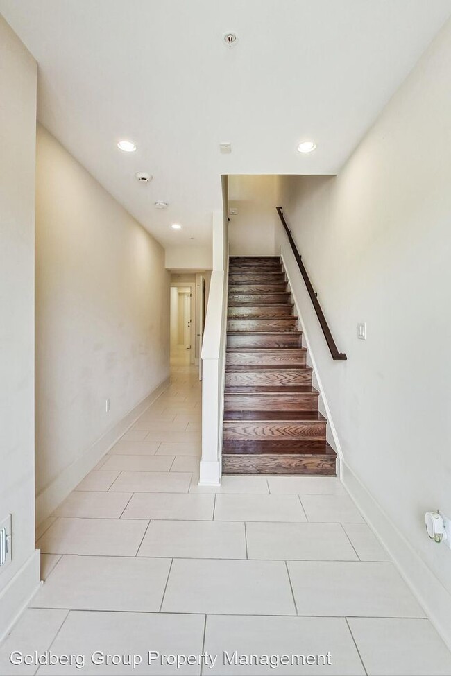 Building Photo - 4 br, 3.5 bath House - 5432 Merriam Street