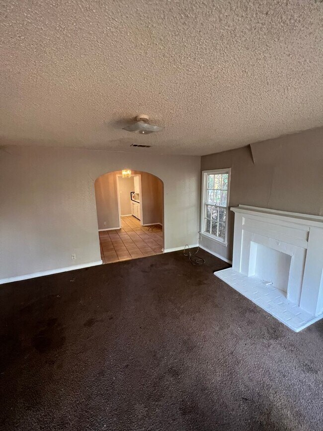 Building Photo - Coming Soon! 2bed/1bath on corner lot!