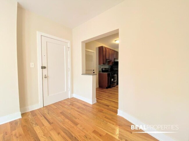 Building Photo - 2 bedroom in EVANSTON IL 60202