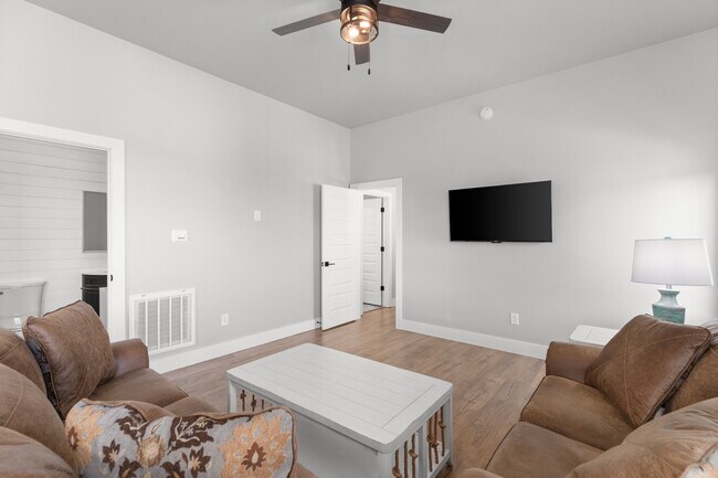 Foto del edificio - 1925 Lakeshore Dr