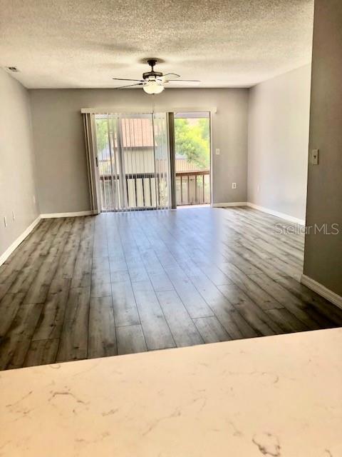Foto del edificio - 2717 Hidden Lake Blvd