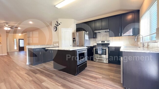 Building Photo - 4524 Lakeside Hollow St