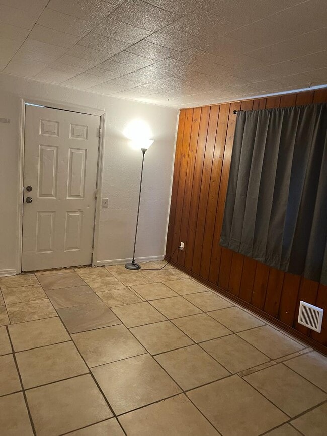 Foto del edificio - 2214-2216 Moreno Ave. - 2216 Moreno Apt A