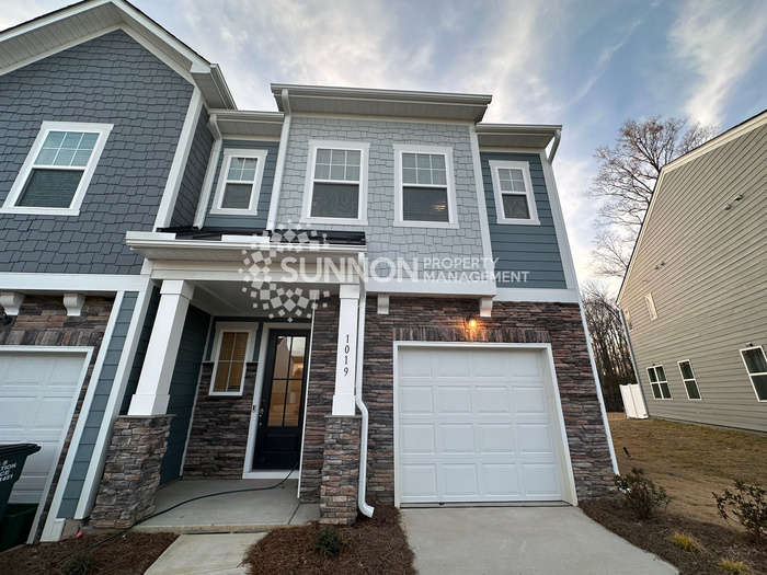 Foto principal - Brand New 3 Bed 2.5 Bath Harrisburg Townhome