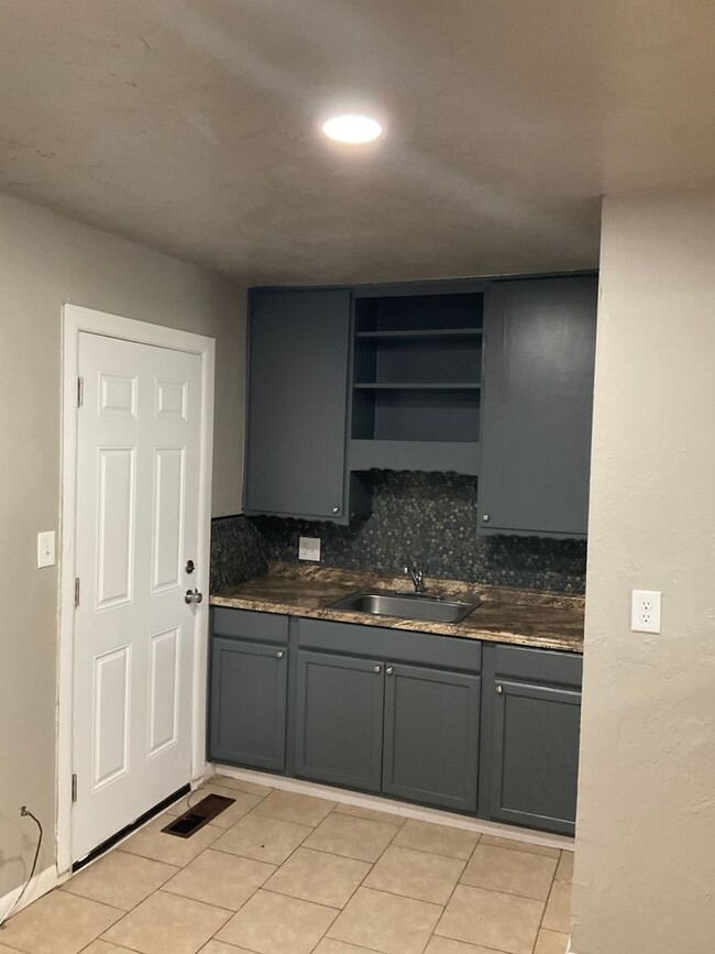 Building Photo - 2 Bed 1 Bath Newly Remodeled Home in Del City