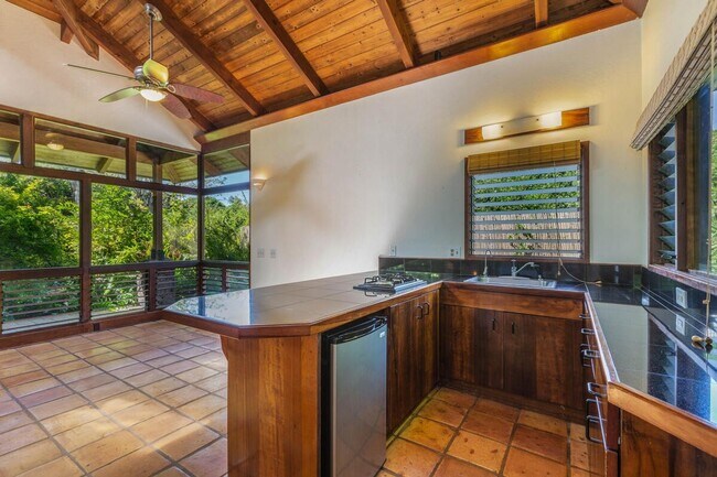 Foto del edificio - Tucked away private studio with loft and outdoor shower