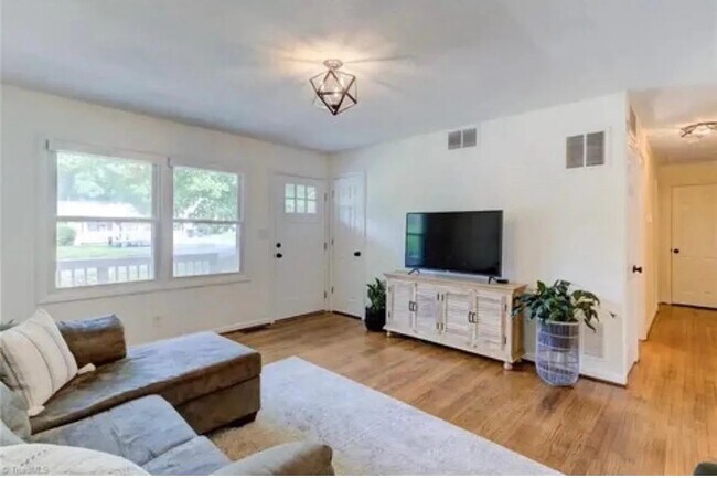 Foto del edificio - 1267 Tredwell Dr