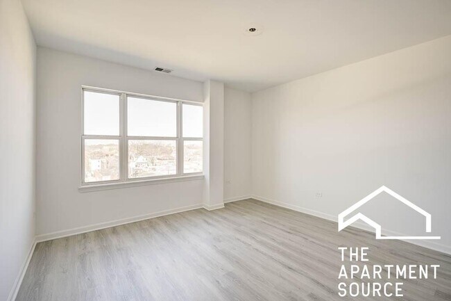 Building Photo - 1544 W Glenlake Ave