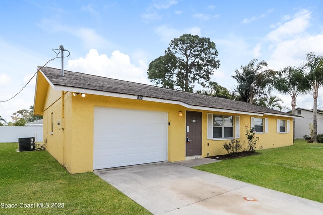 Building Photo - 159 NW Avens St