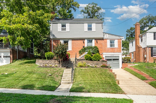 Building Photo - 5822 Carlyle St