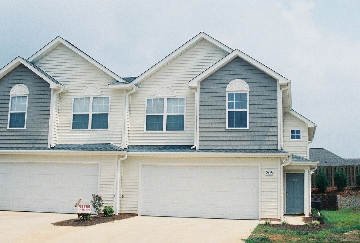 Primary Photo - 205 Clusters Cir