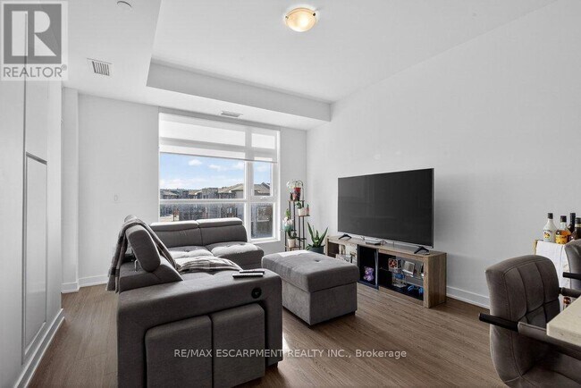 Photo du bâtiment - 600 N Service Rd