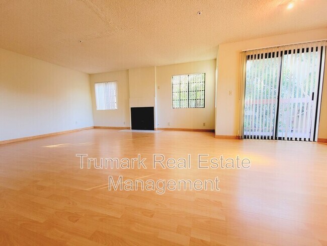 Foto del edificio - 2923 Montrose Ave