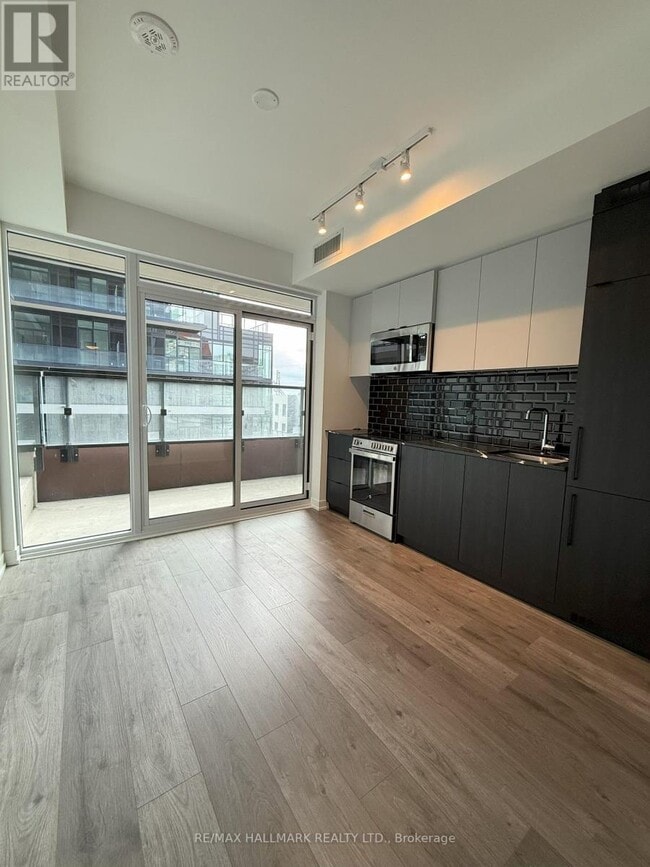Building Photo - 285-285 Dufferin St
