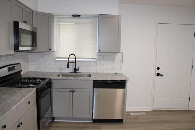 Foto del edificio - 1608 N 63rd Terrace