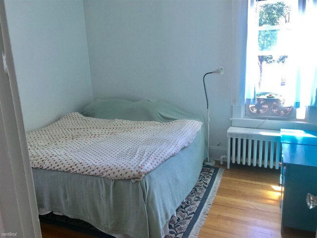 Building Photo - 3 br, 1 bath Duplex - 24 Pinewood Ave