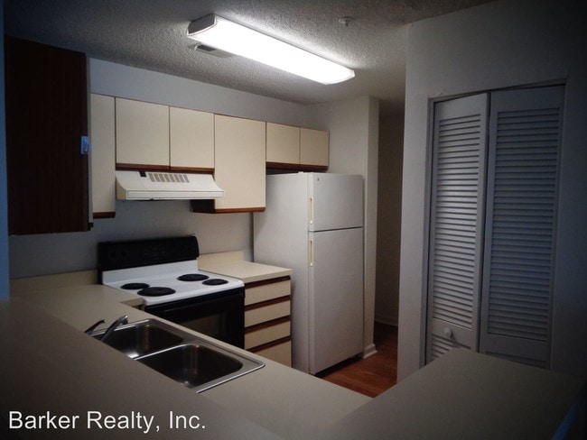 Building Photo - 4900 Avenida del Sol Dr