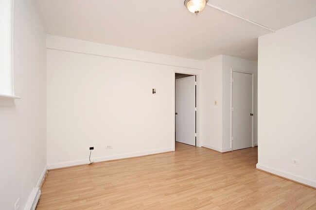 Building Photo - Student-Friendly Apartment Near Data School of Science