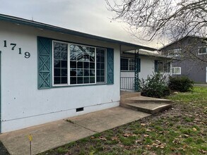Building Photo - 1719 NW Lemans St