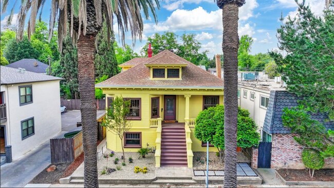 Foto del edificio - Charming Craftsman Bungalow with Full Base...