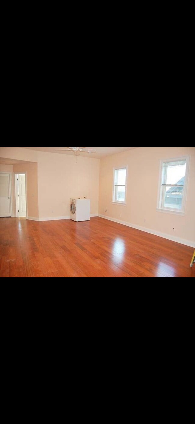 Building Photo - 374 Wickenden St