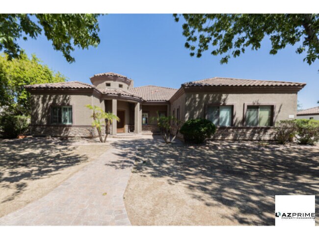 Building Photo - Welcome to this Magnificent Phoenix 4/3 Ho...