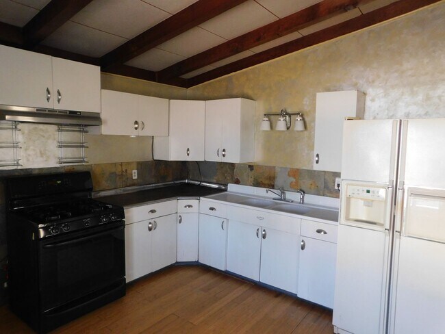 Foto del edificio - 865 Square Foot Property With a 7625 Squar...