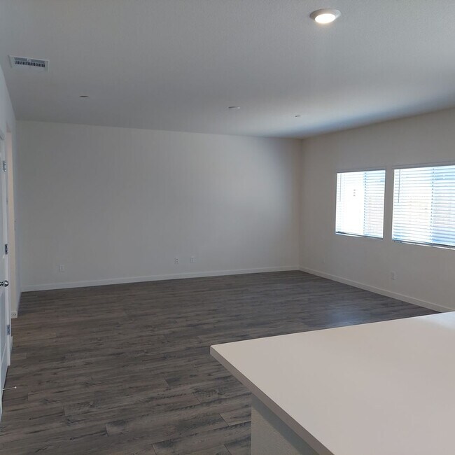 Building Photo - Newer 4 Bedroom, 2.5 bath home in West Roseville/DR Horton Built!