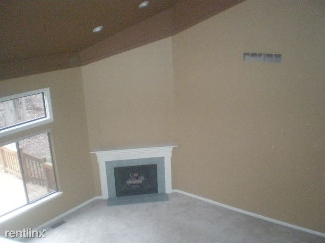 Building Photo - 624 Woodcreek Dr