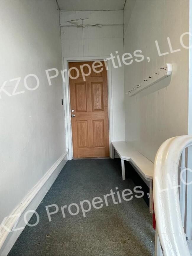 Building Photo - 3 bed 1 bath 2nd floor apt in duplex (fant...