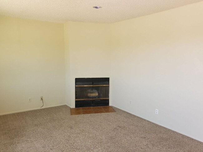 Building Photo - 2 Bedroom 1 Bath Available now!!