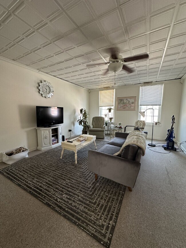 Building Photo - 3 Bed 1 Bath overlooking historic Grand Ave Available June 1st!