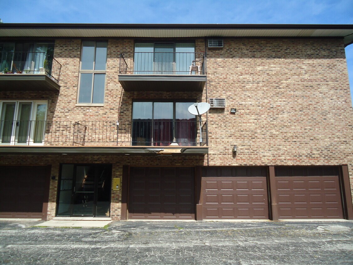 10411 Mason Ave Unit 7, Oak Lawn, IL 60453 Condo for Rent in Oak Lawn