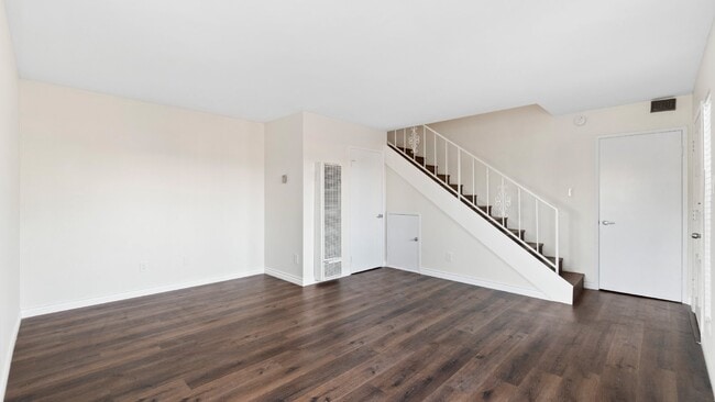 Foto del edificio - Chula Vista - Two Weeks FREE Renovated 2 bed /1.5 bath Two-Story Townhome w/ Private Yard