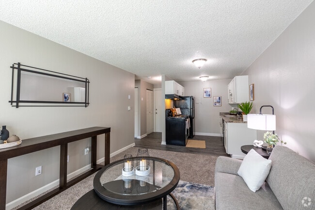 1 habitación, 1 baño - 550 pies cuadrados - Sala de estar - Glen Ridge Apartments