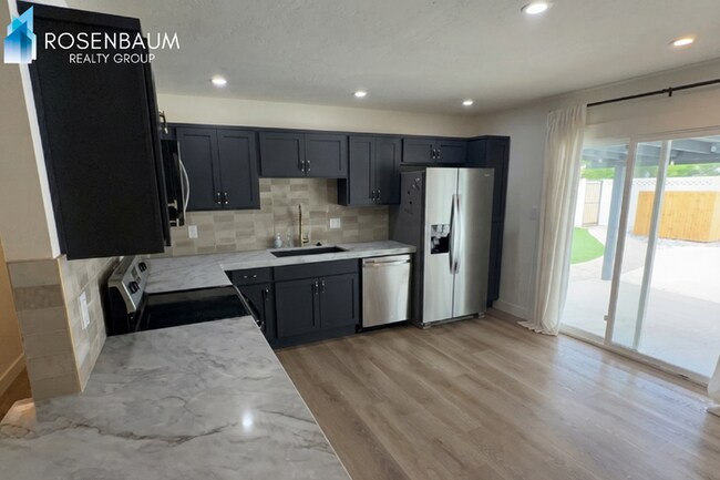 Building Photo - Beautiful 5-Bedrooms, 2-baths home in Scottsdale with a Private Pool!